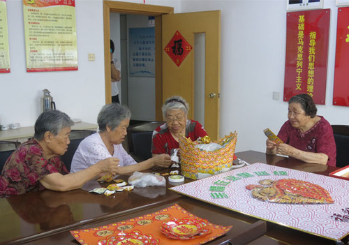 做手工，五老太定时“上下班”