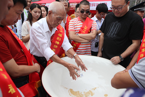 决赛现场彩民争夺状元王中王