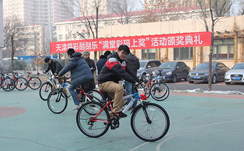 图二  中奖彩民将山地车骑回家