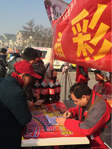 工作人员在现场给市民核对登记赠送饮料