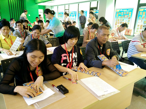 代表团成员们参与PK王游戏