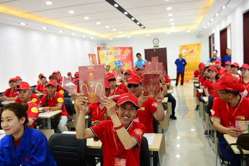 获胜的红队展示刮刮乐纪念册