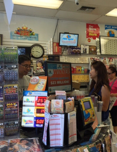 美国某书局店内正在买彩票的华人
