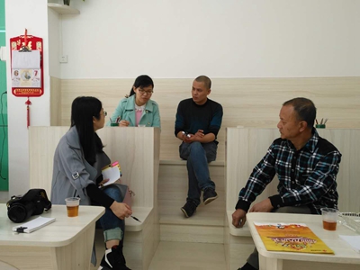 杨玉琴副主任与投注站业主及销售员座谈