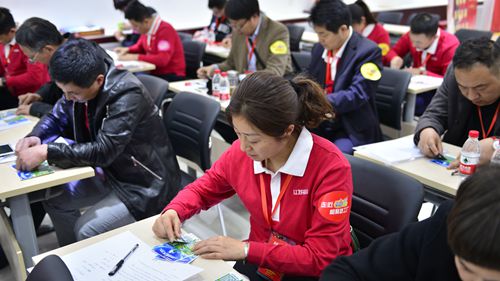 5代表们体验明星彩票“百发百中——点球大战”