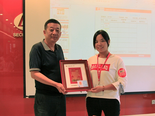 河南代表团领队李先生为期冠军任女士颁奖