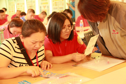 5.代表们仔细核对奖金