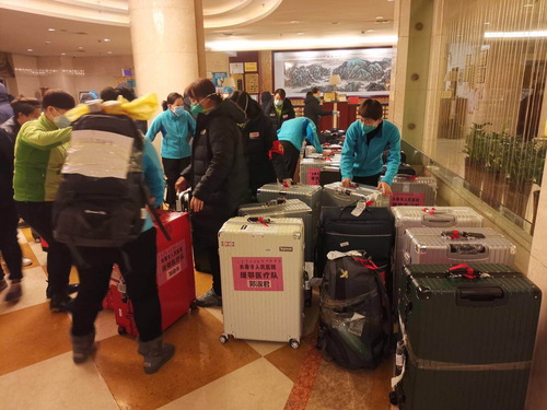 稿二配图：2月21日夜，援鄂医疗队抵达楚民福彩培训中心，工作人员帮助搬运行李。 楚民供图