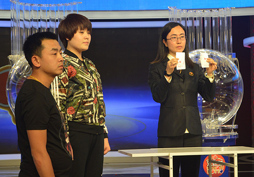 公证员公示代表刘先生（左）与同行的代表抽取出的摇奖用球