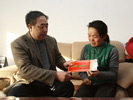 民政局刘瑞山副局长（左）给贫困户温月芬送去慰问金
