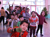 春节前丹东福彩职工看望福利院孤残儿童