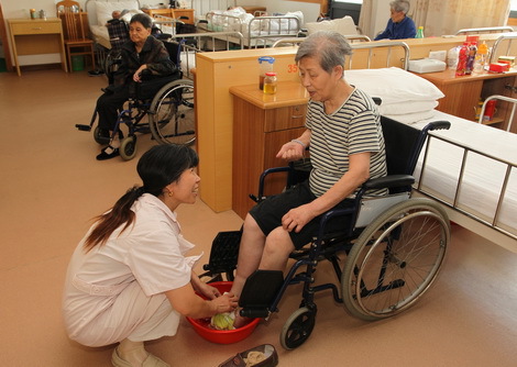福利院为老年人提供贴心服务