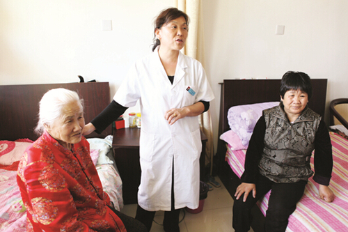阜康市福利中心院长刘桂芳介绍95岁老人王永桂在此生活非常满意