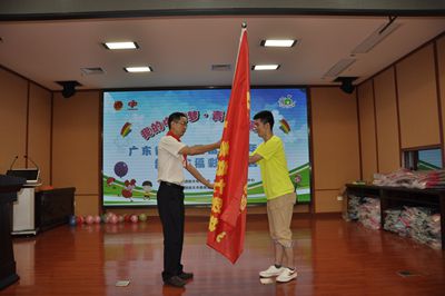 宋伟明副主任给志愿者代表授志愿者服务队旗