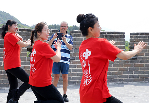广场舞队于长城等地展示广场舞吸引外籍游客目光